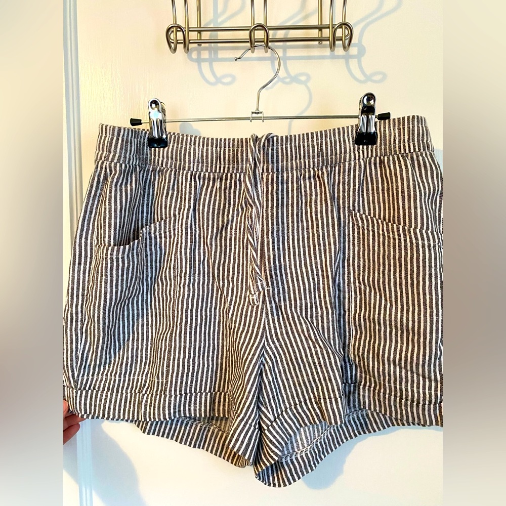 Old Navy linen shorts, women’s size small, never worn. New without tags